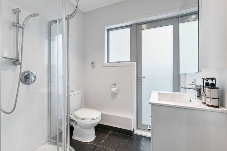 2/50 Taharoto Road Takapuna_2