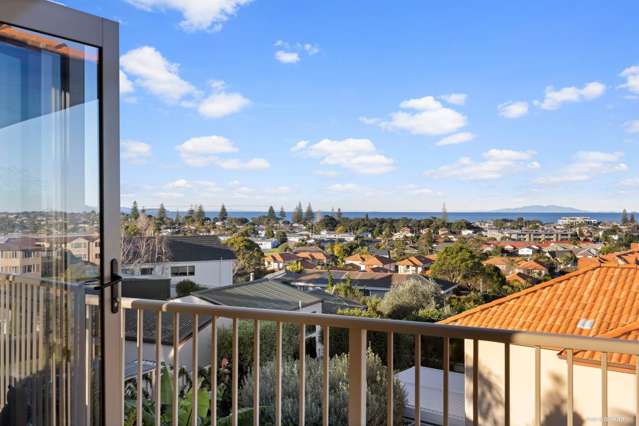 Stylish Townhouse With Sea Views