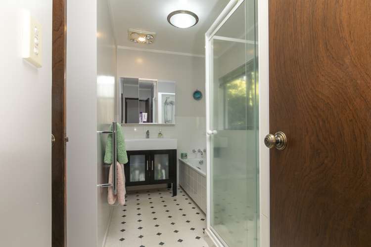 8 Kaurimu Rise Titirangi_12