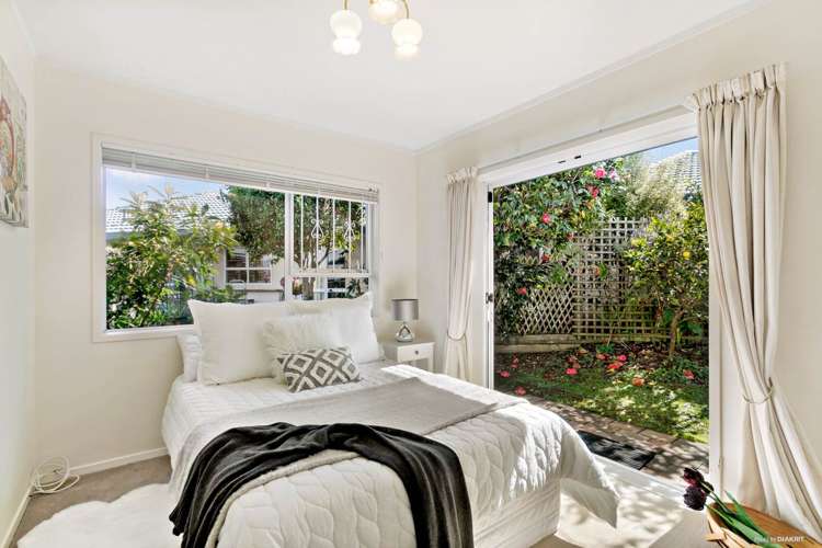 19/10 Gerard Way Saint Johns_8