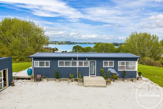 Easy Kaipara Lifestyle - Beach, Land & Harbour