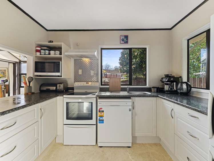 6 Photinia Place Botany Downs_9