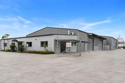 Warehouse in strategic rural property location