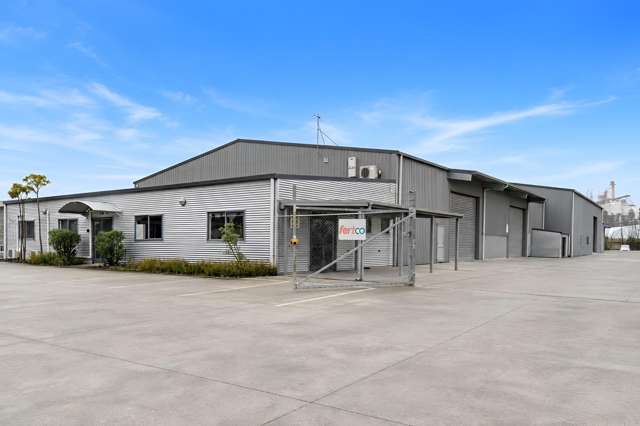 Warehouse in strategic rural property location