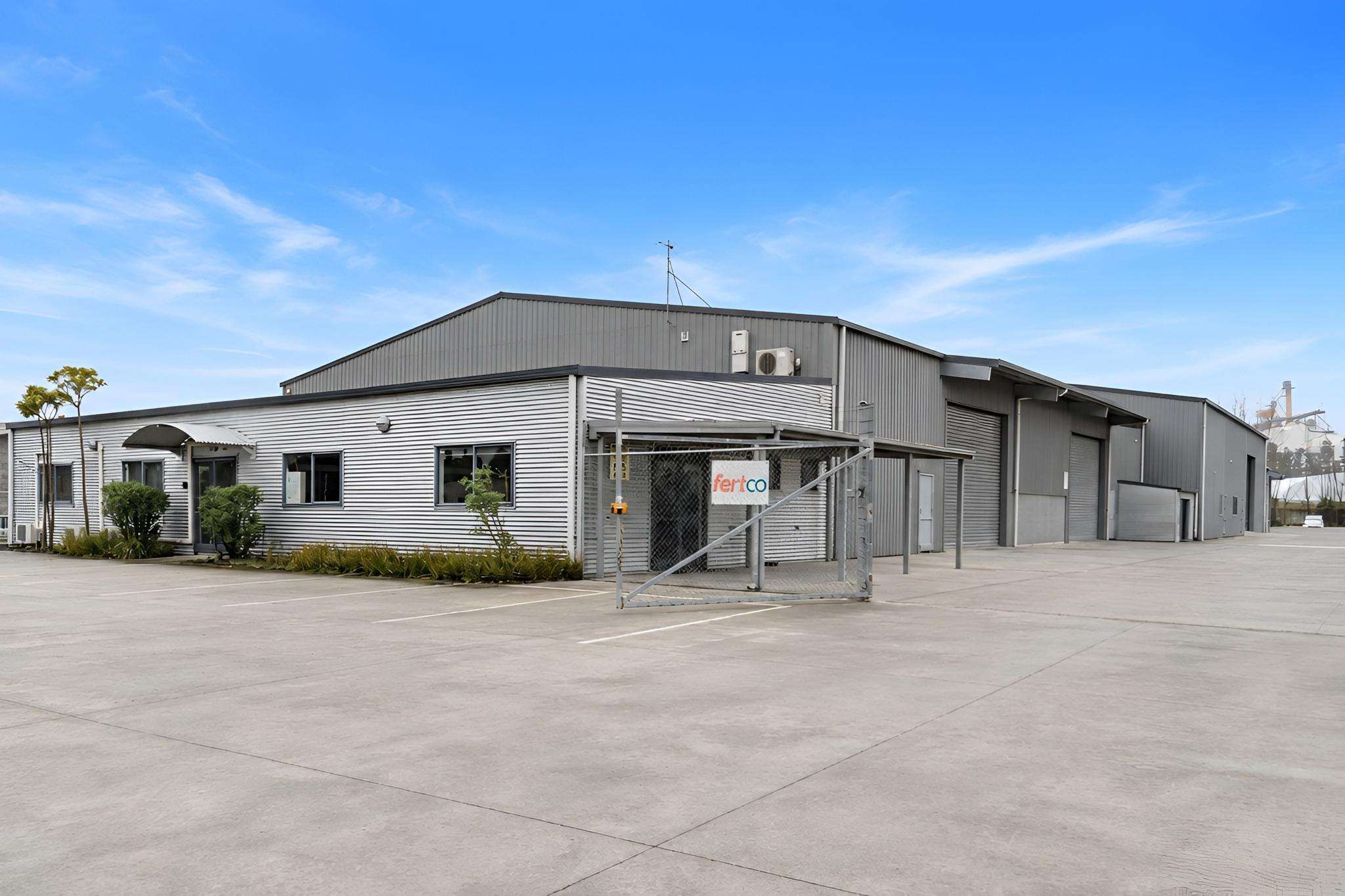 Warehouse in strategic rural property location