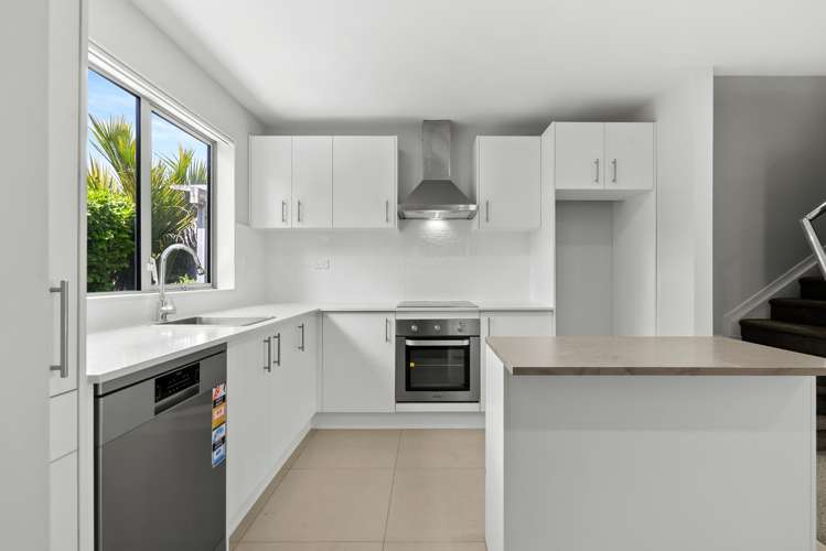 32/11 Ray Small Drive Papakura_1