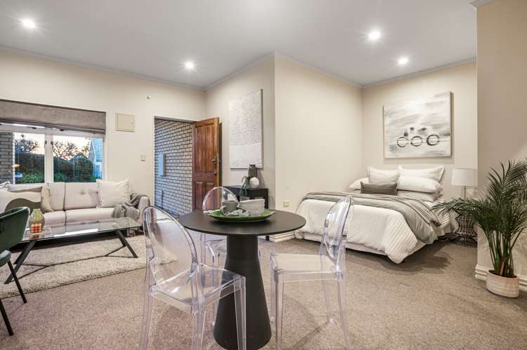 8 Fallsbrook Lane Mangere Bridge_24