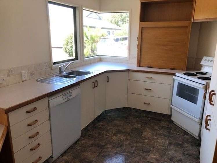 2/68A Guppy Road Greenmeadows_7