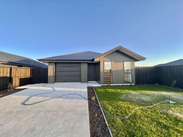Light and Bright Home In Farrington!