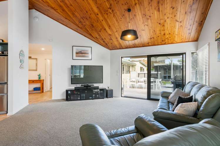 2 Lake Court Pauanui_10