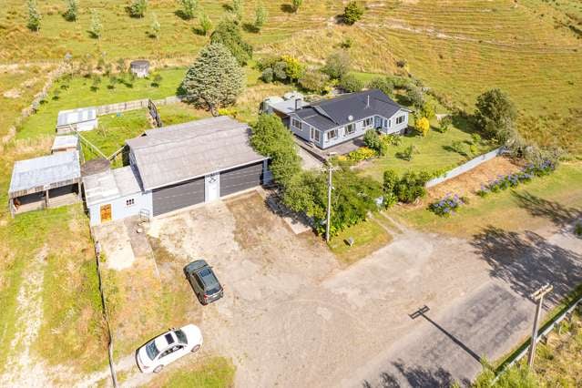 Country living with huge shed space