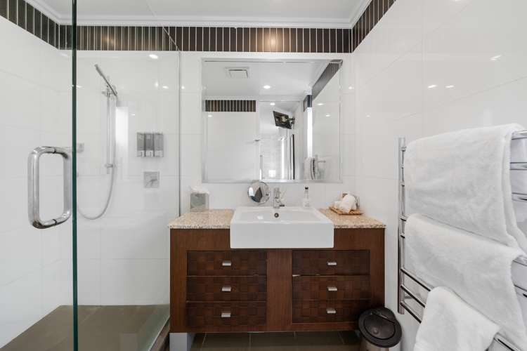 1/225 Lake Terrace Waipahihi_14