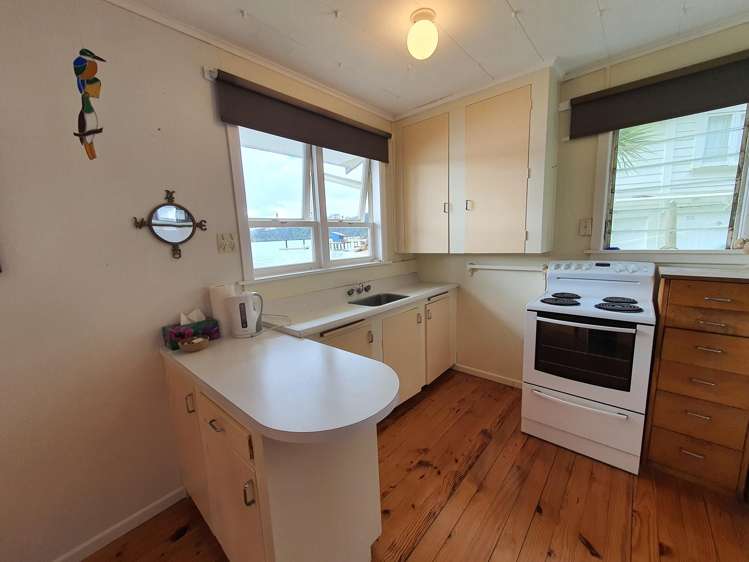 219-222/DP7675 Bon Accord Harbour Kawau Island_10