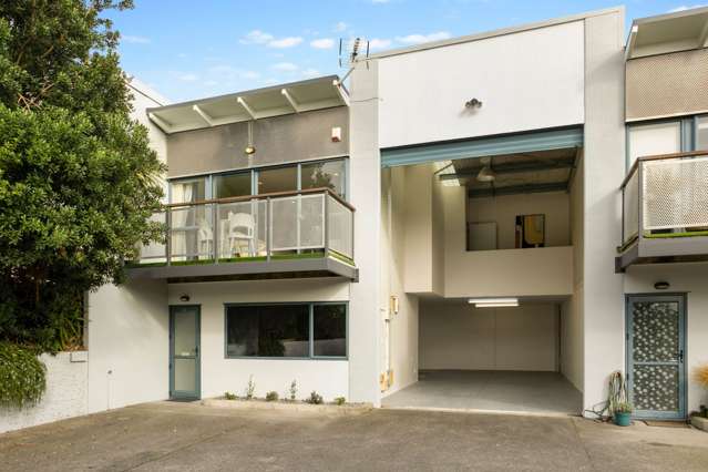 Office, warehouse with chic apartment on the market