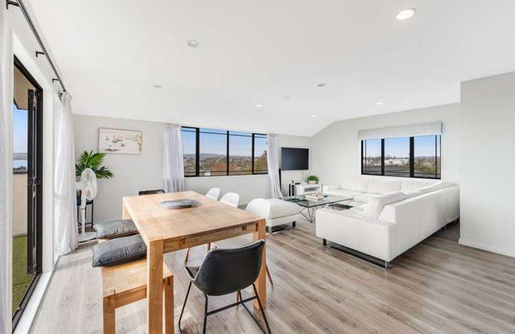 10 Beach Road Mellons Bay_22