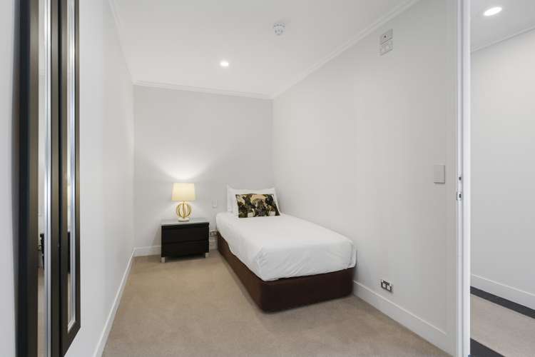 1/225 Lake Terrace Waipahihi_13