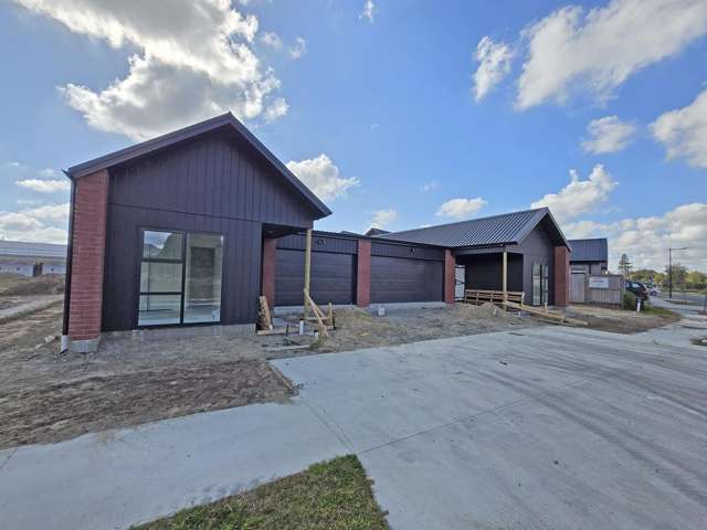 Smart New Build with Freehold Title & Dble Garage