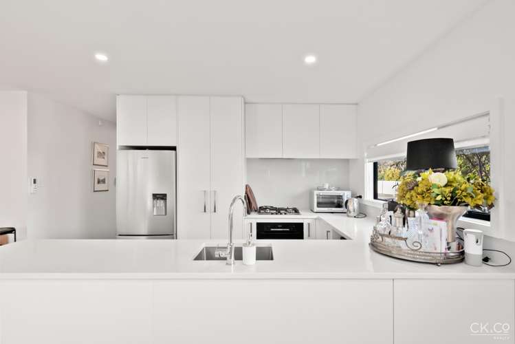 1/51 Kings Crescent Lower Hutt Central_6