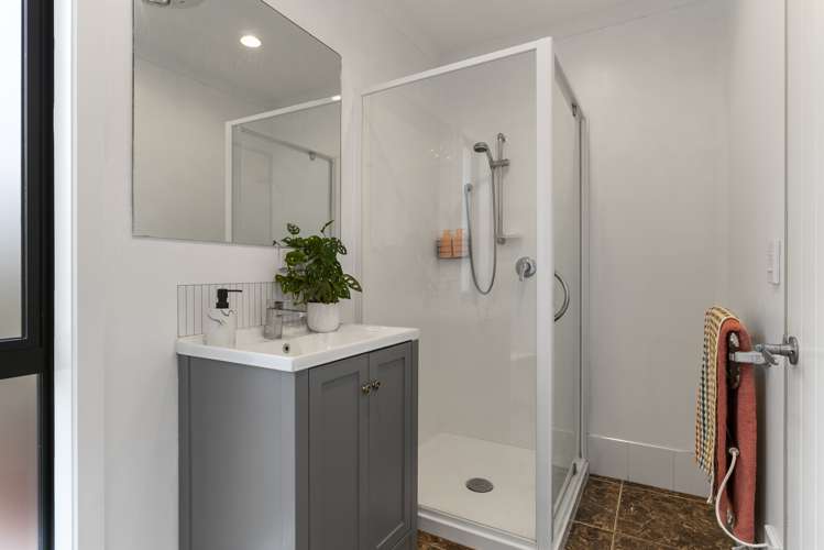 33 Roland Road Greenhithe_24