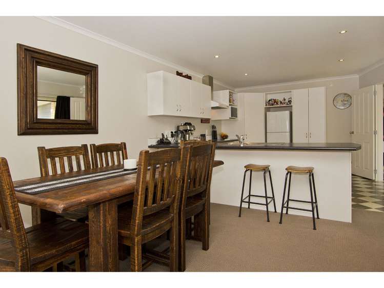 7 Woodland Grove Wainuiomata_4