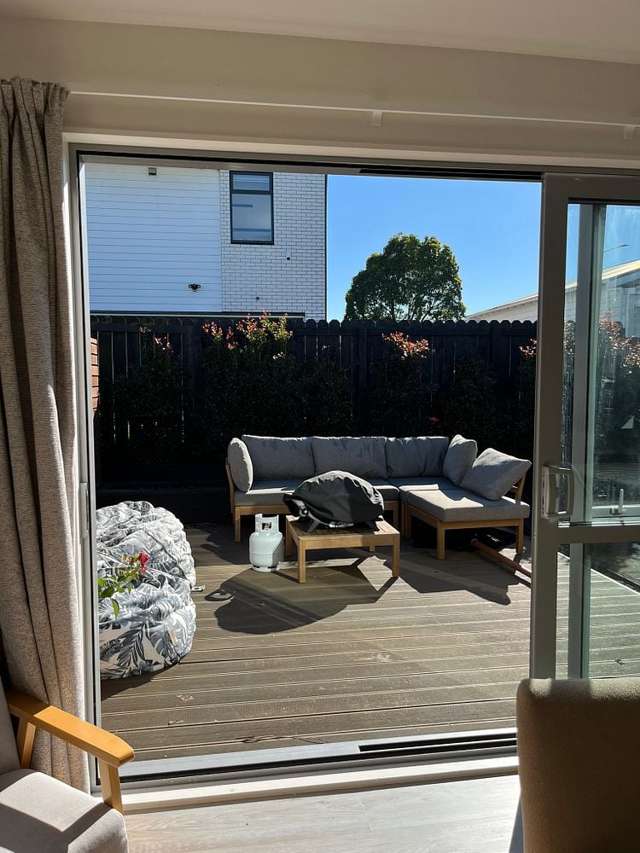 Modern Sunny 3BR Townhouse in Point Chevalier!