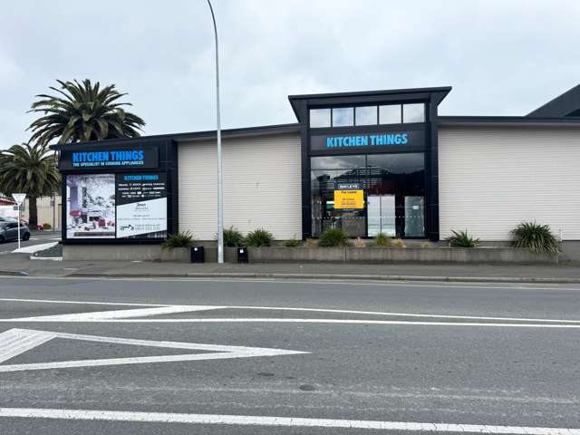 High-profile showroom with office and yard