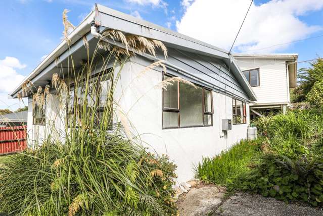 Ocean Views, Prime Location & Scope to Add Value!