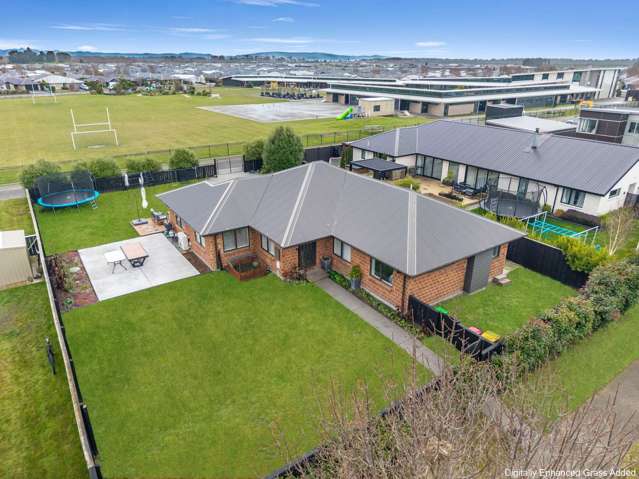 Effortless Family Living in Pegasus!