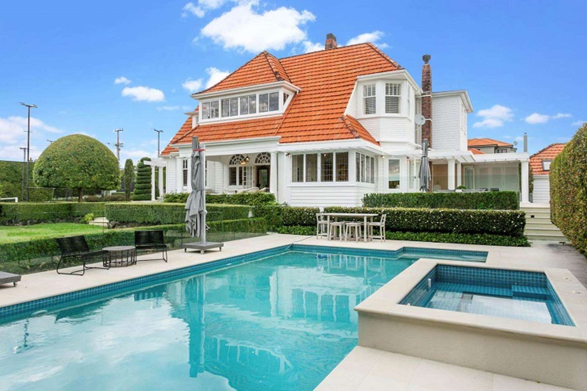 Auction record smashed: Buyers pay $12.8m for mansion they saw just 24 hours earlier