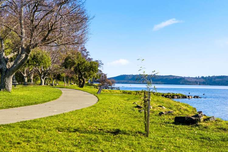 380 Lake Terrace Two Mile Bay_16