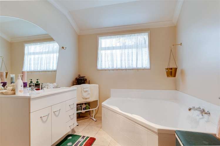 3 Queens Walk Taradale_15