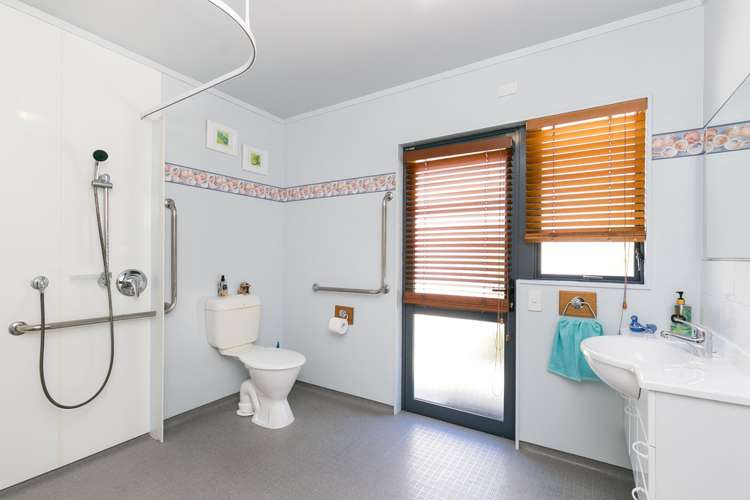 136 Queens Drive Lyall Bay_18