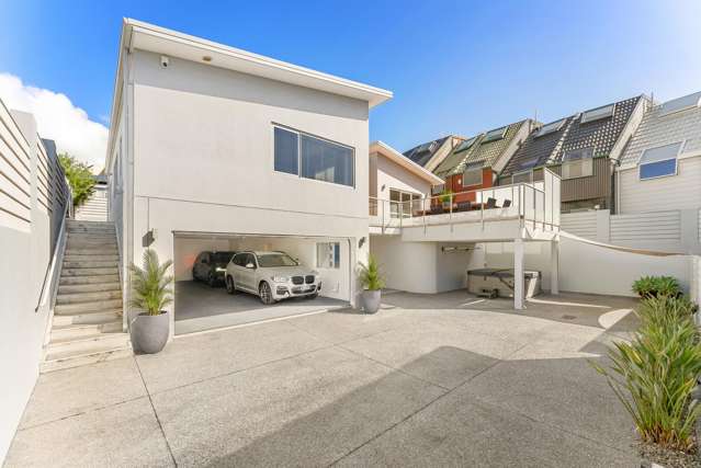 Central Mount living with exceptional garaging