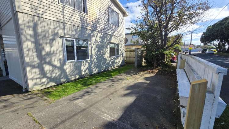  8/31 Tennyson Street Petone_12