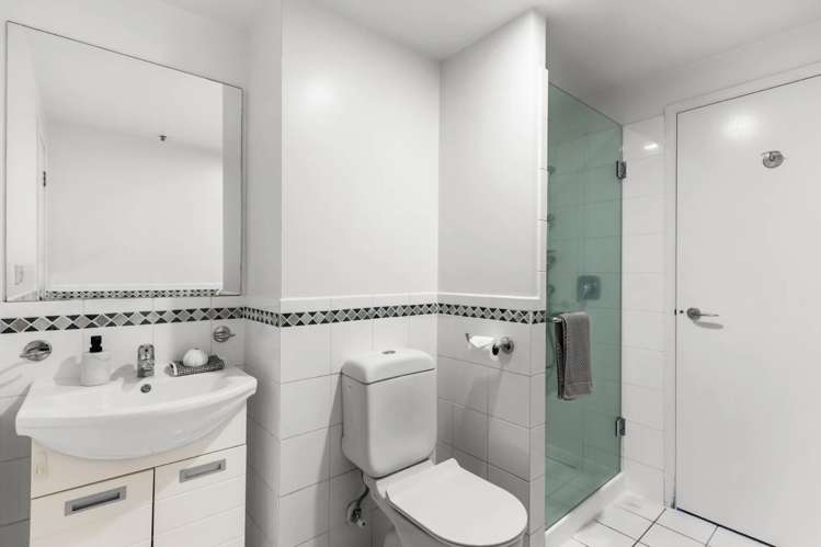 3E/8 Howe St 1664_11