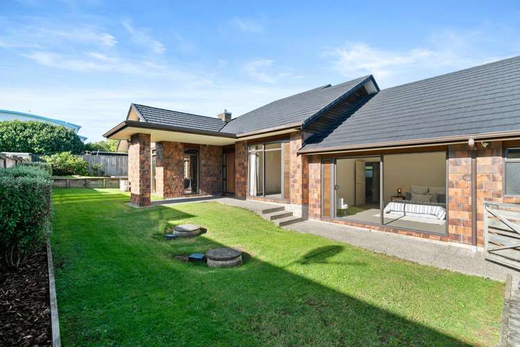 49 Intrepid Crescent Beachlands_21