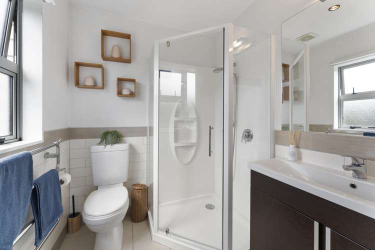 51 Te Puia Drive Aotea_13