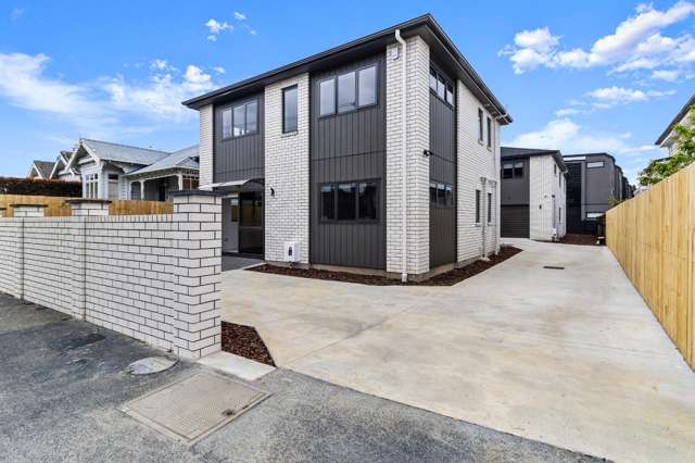 Rare find in Greenlane! 4-Bedroom New Build in Double Grammar Zone