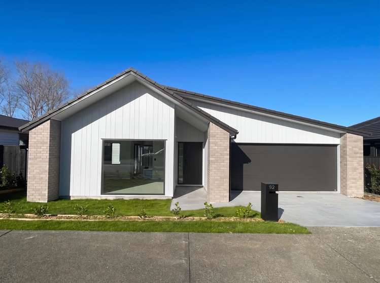 92 Metoriti Crescent_0
