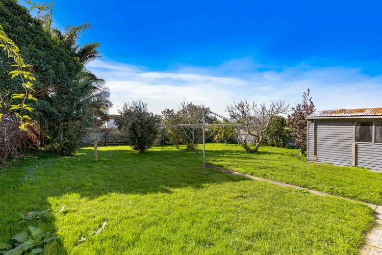 12 Wakeling Avenue Te Atatu South_16