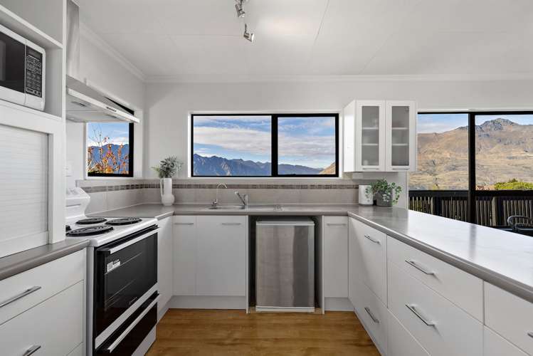 44 Wynyard Crescent Fernhill/Sunshine Bay_10