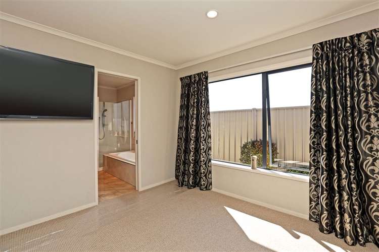 11 Lardon Place Frimley_16