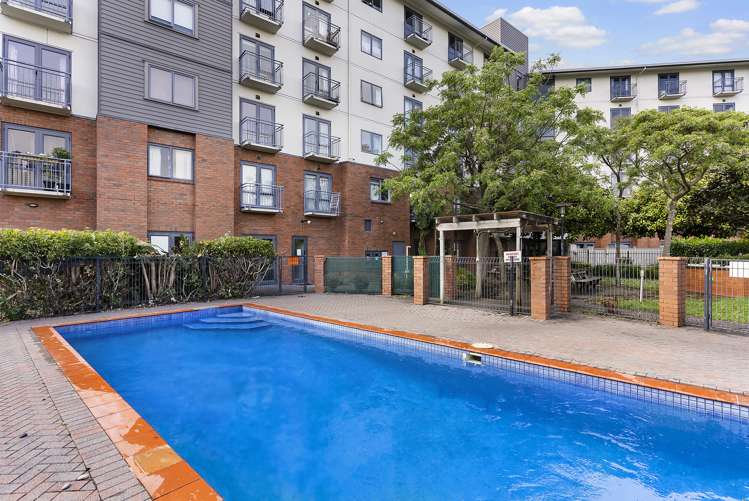 1q/10 Crown Lynn Place New Lynn_13