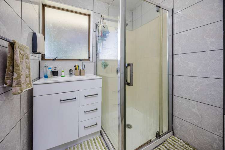 2/2 Resolute Way Papakura_12