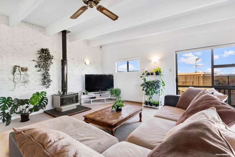 219 Royal Road Massey_13