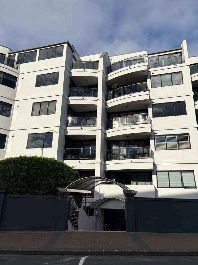Beachfront Apartment - 2 Large Bedrooms