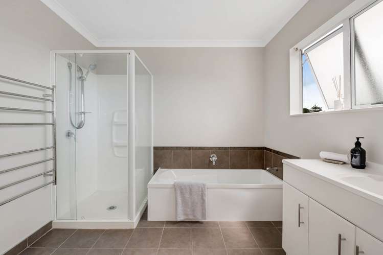 2/8a Target Road Totara Vale_10