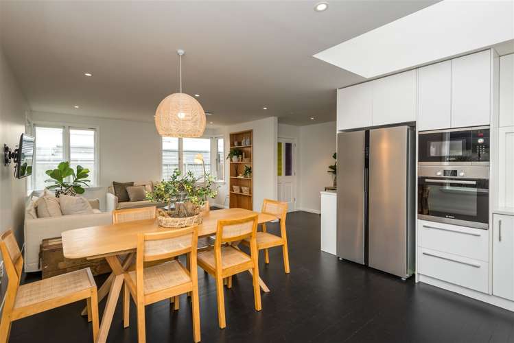 29 Main Road Redcliffs_23