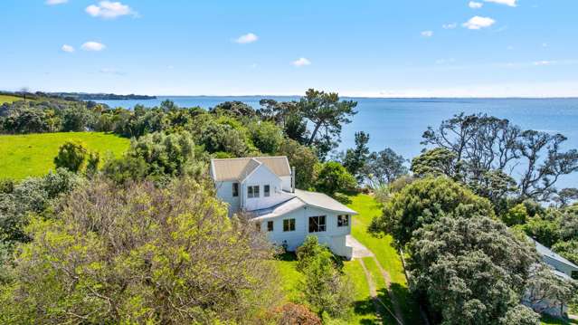 Breathtaking Harbour Views - Steps from the Beach!
