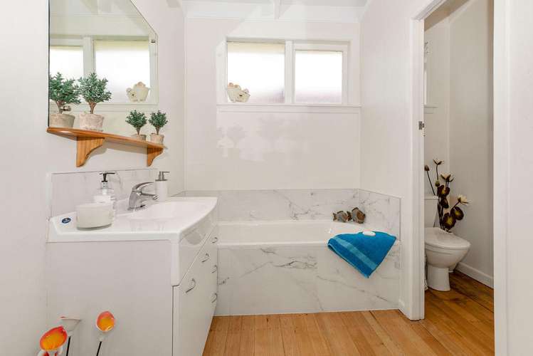 11 Tiroroa Avenue Te Atatu South_14